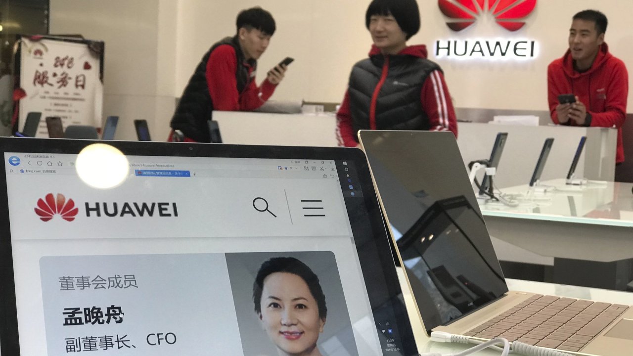 Meng Wan-ou na obrazovce spolenosti Huawei v Pekingu.