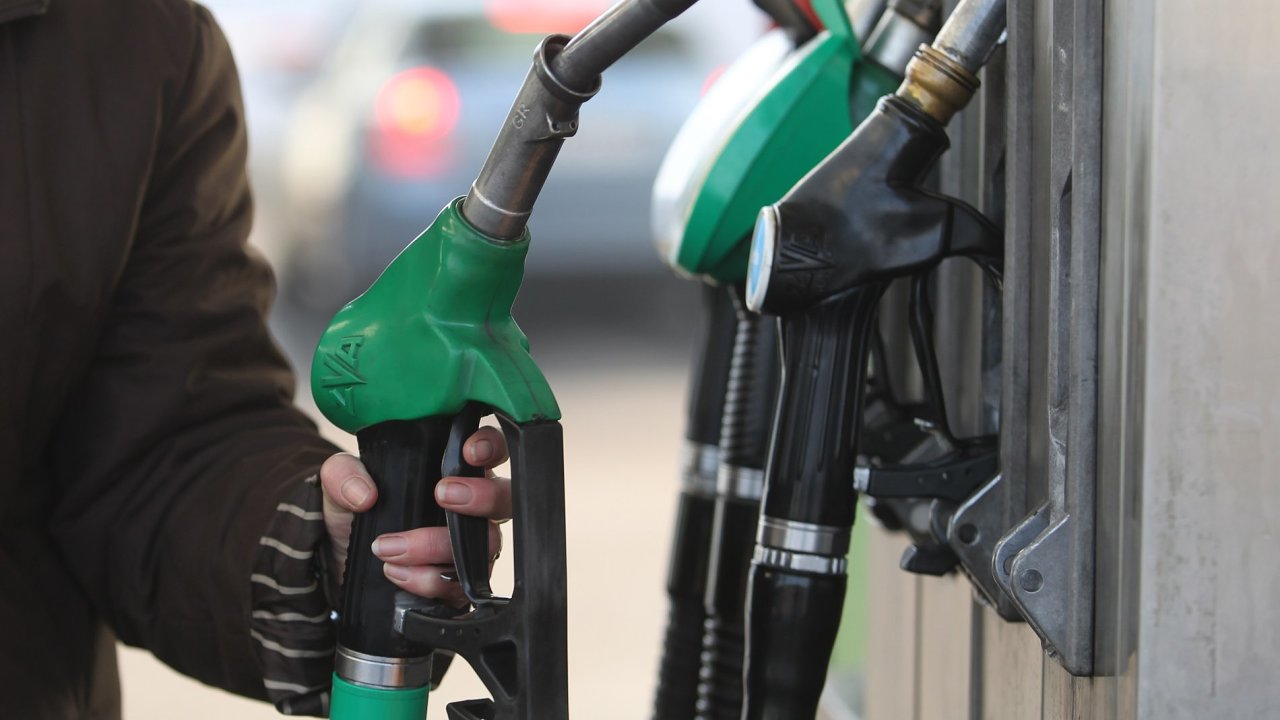 Ceny pohonných hmot v únoru stagnovaly, s výjimkou benzinu v Praze