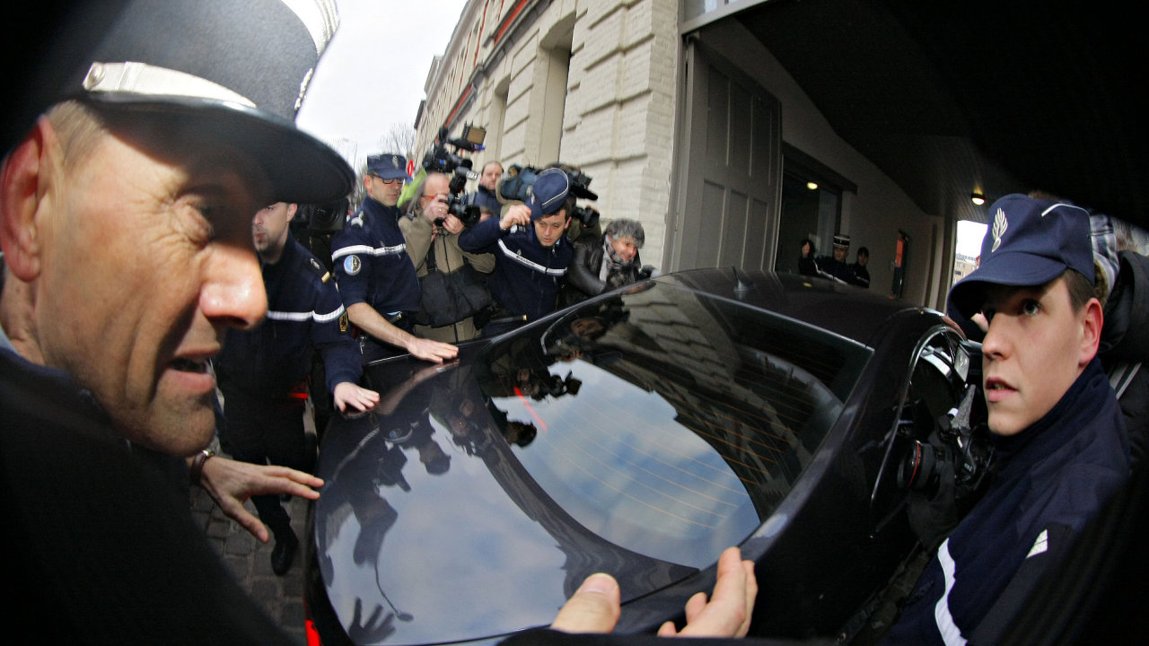 Dominique Strauss-Kahn pijd na policejn stanici v Lille