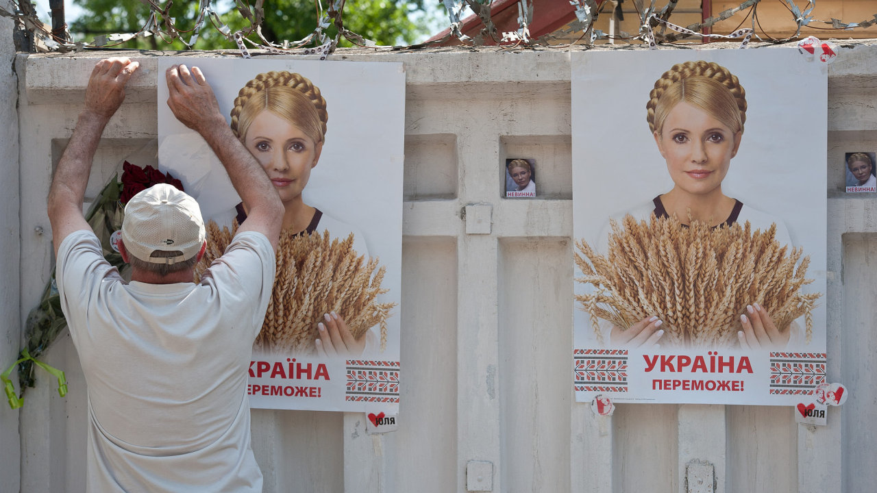 Pznivec Julije Tymoenkov vylepuje plaktys jejm portrtem