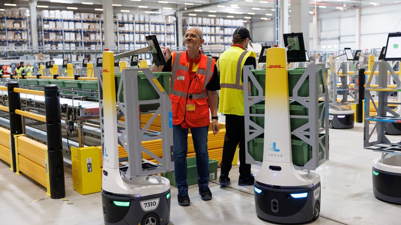 Automatizovaná pøepravní technika a robotická øešení firmy Locus v praxi skladu DHL Supply Chain.