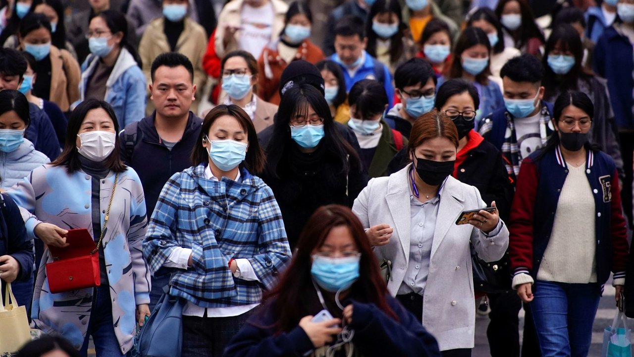Šanghaj je s více než 27 miliony obyvatel nejlidnatìjším mìstem Èíny a významným hospodáøským centrem zemì. Stejnì jako jiná sídla bojuje s koronavirovou nákazou.