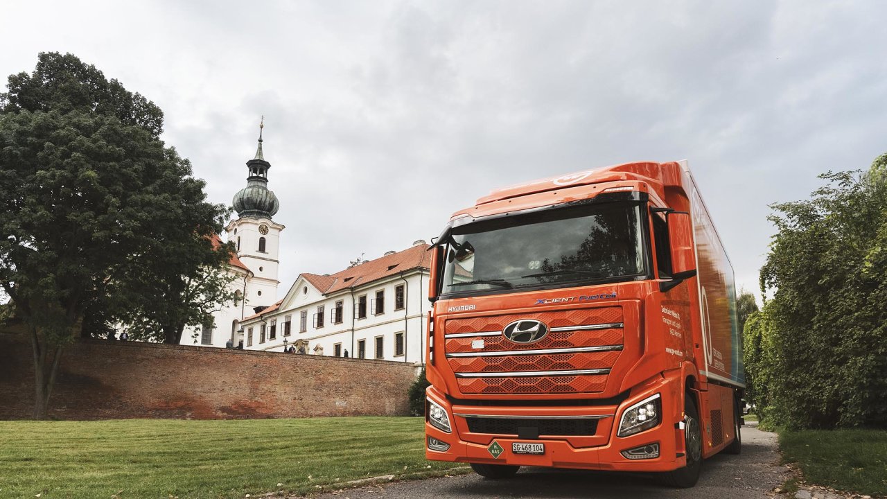 Nákladní vozidlo Hyunday na vodíkový pohon v barvách Gebrüder Weiss se zaèátkem týdne pøedstavilo též na logistické konferenci SpeedCHAIN, která tradiènì konala v Bøevnovském klášteøe v Praze.