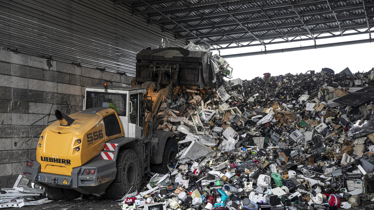 Na jedné hromadì. Každý den do Enviropolu pøivezou nákladní auta kolem 150 tun elektroodpadu. Mimo jiné i z èervených kontejnerù po celém Èesku.