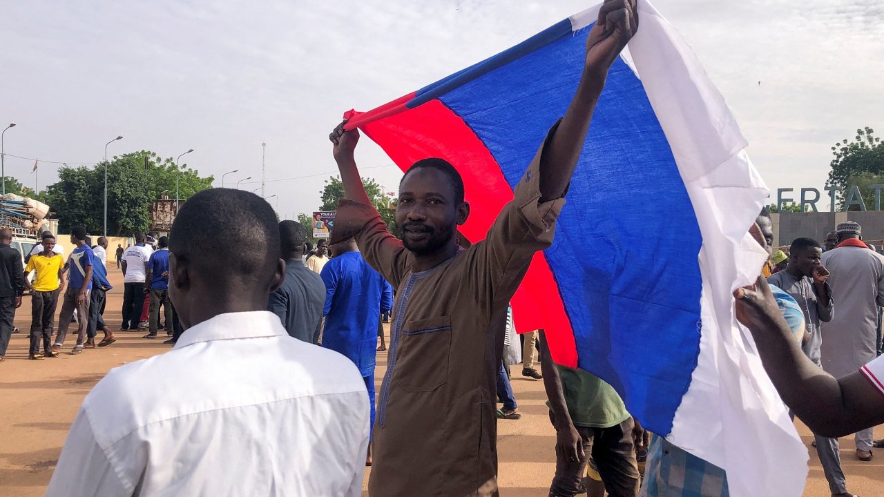 Demonstranti v nigerskm hlavnm mst Niamey.