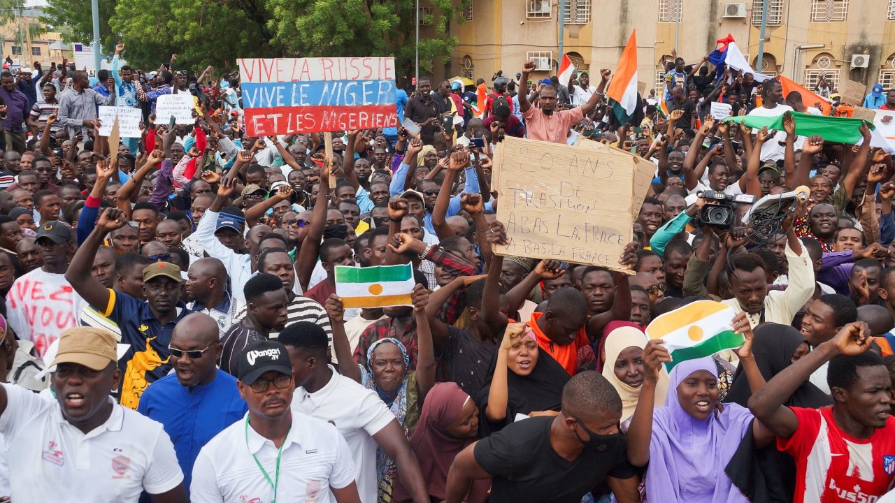 Demonstranti v nigerskm hlavnm mst Niamey.