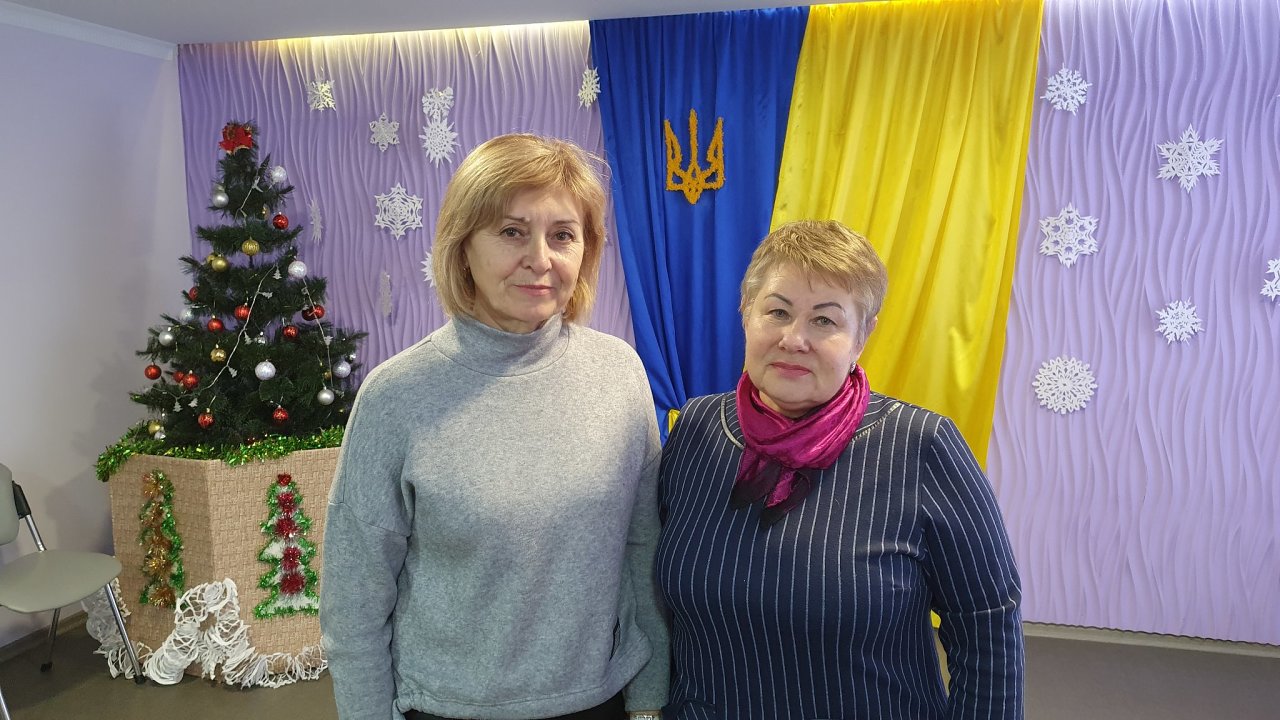 Kdo jiný než my. Valentyna Milenková (vlevo) a Natalia Damilenková, jejíž otec pocházel z Èech, se starají o uprchlíky i místní potøebné ve mìstì Pokrov. Pomáhají jim i èeské peníze.