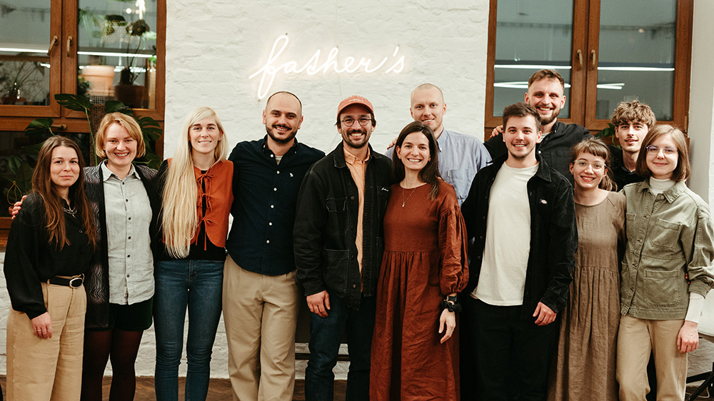 Ihned Fathera TM s Coffee Roastery RodinnA praLlA rna kterA dobA vA svA t DoprovodnA c a ostatnA ilustrace do ATlA nku 16 9 800x450Px 2