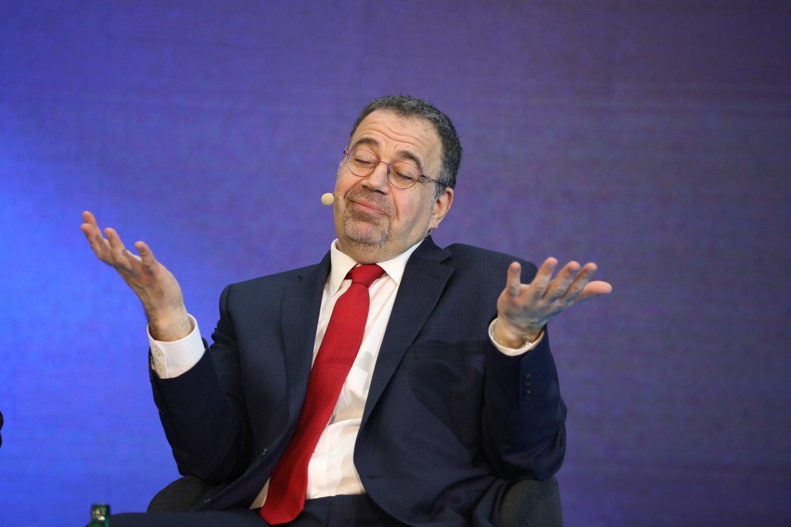 Daron Acemoglu a jeho vekajc gesto. Do budoucnosti nevid ani oceovan ekonom.