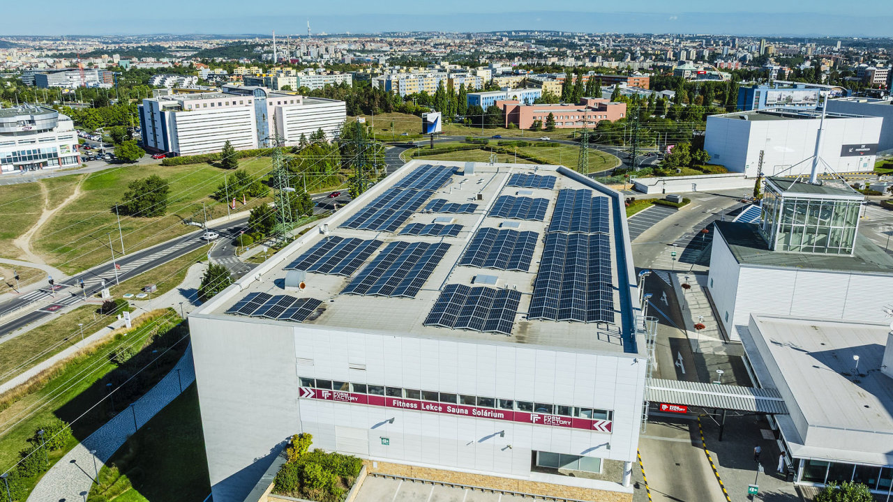 V�n�kupn�m centru Westfield Chodov fotovoltaika aktu�ln� pokr�v� zhruba p�t...