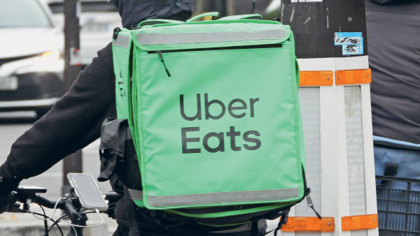 Uber se s rozvozem j�dla vrac� i do �eska