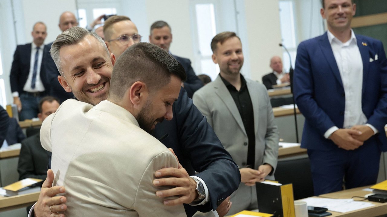 ��f AfD v Sasku-Anhaltsku Ulrich Siegmund (vlevo) gratuluje Tobiasi Rauschovi...