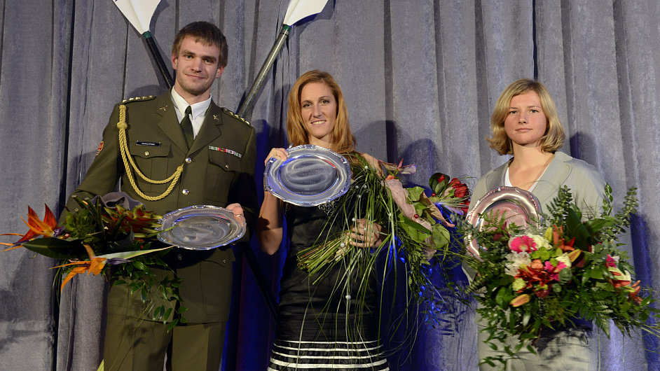 Vyhlen ankety o Veslae roku 2012. Vtzka Mirka Knapkov (uprosted), druh Ondej Synek (vlevo), tet Jitka Antoov (vpravo).