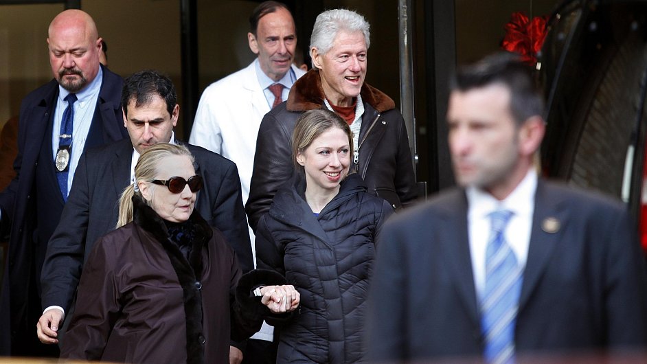 Hillary Clintonov (vlevo) opout nemocnici