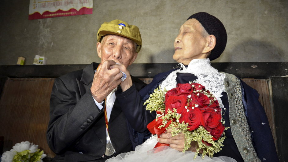 Devadestilet Yan Zhengming lb ruku sv eny Zhou Suqing bhem svatebnho obadu v jejich dom - v den 70. vro jejich satku.