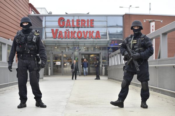 Policie uzavela i obchodní centrum Vakovka.