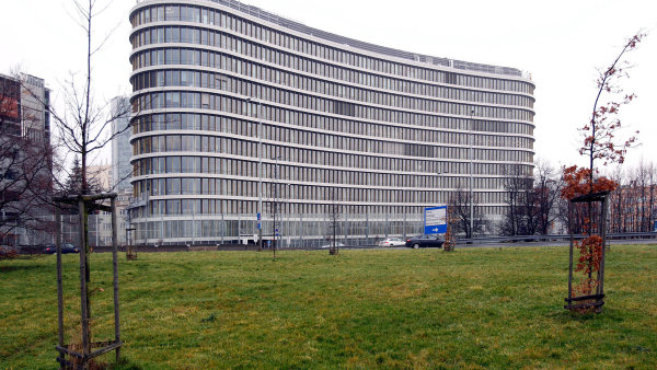 Advokátní kancelář Schönherr radila Erste Group Immorent při prodeji jedné z nejvýraznějších kancelářských budov v Praze, Enterprise Office Center (na snímku).