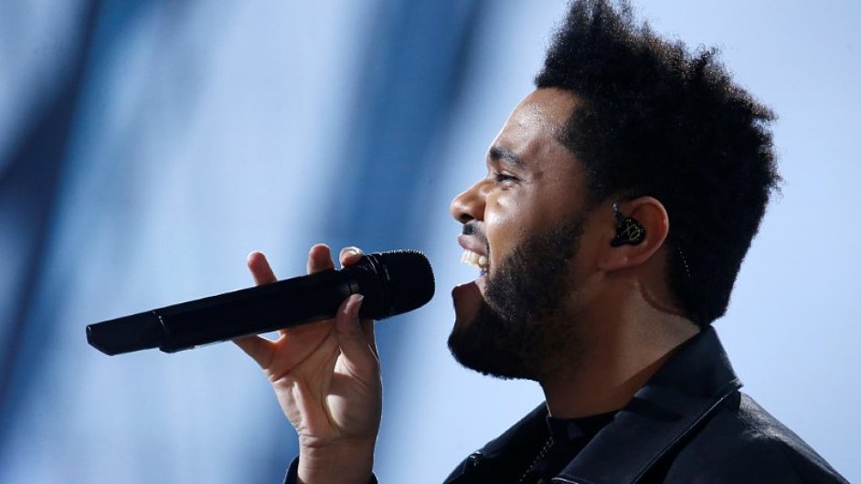 Na snmku z loskho koncertu v Pai je raper The Weeknd.