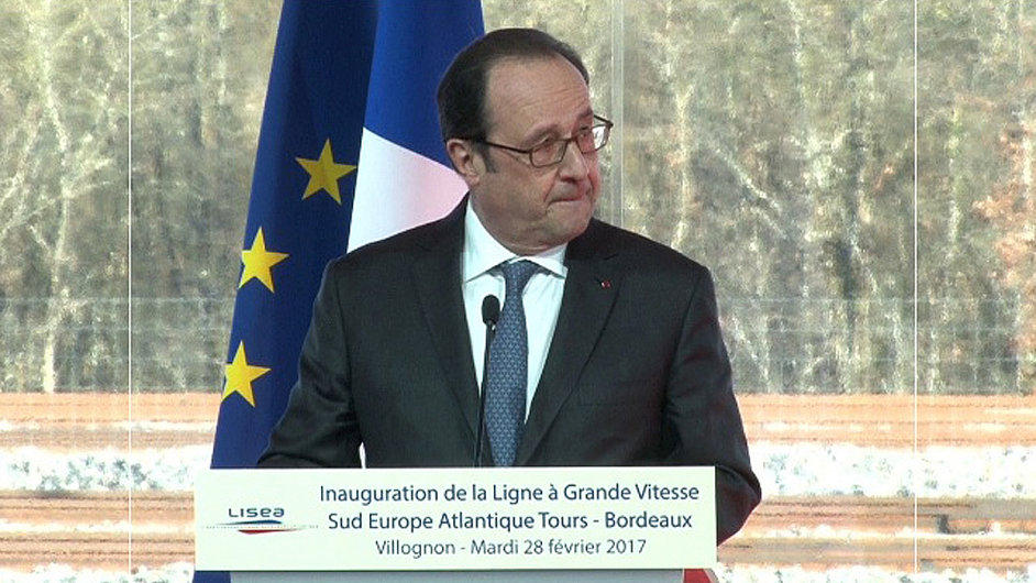 Francouzsk prezident Francois Hollande bhem proslovu.
