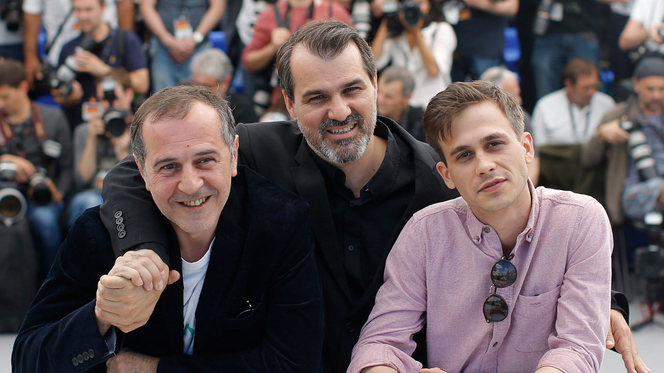 Na snmku z pedstaven filmu v Cannes jsou zleva gruznsk herec Merab Ninidze, reisr Kornl Mundrucz a herec Jger Zsombor.