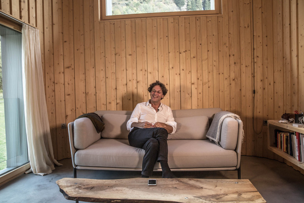 První návrh domu umělec Daniel Buren nakreslil na účet z restaurace. Byly to čtyři čáry ve tvaru švýcarského kříže.