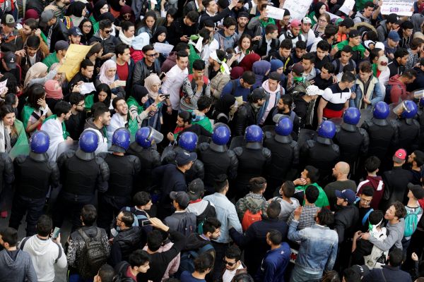 Protesty alírských student proti optovné kandidatue prezidenta Abdelazíze Boutefliky.