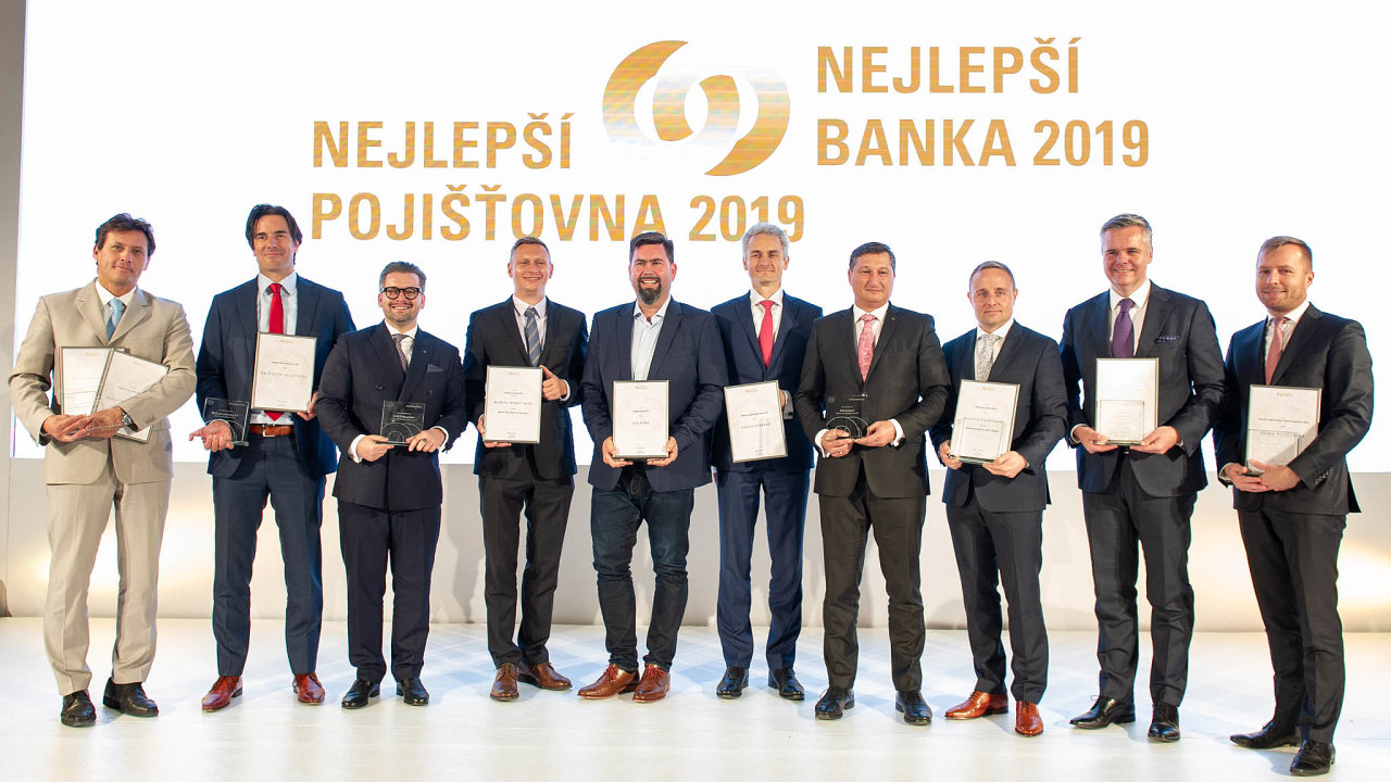 Zástupci oceněných bank a pojišťoven po vyhlášení výsledků výzkumu Nejlepší banka a Nejlepší pojišťovna, které se uskutečnilo v pražské centrále České národní banky.