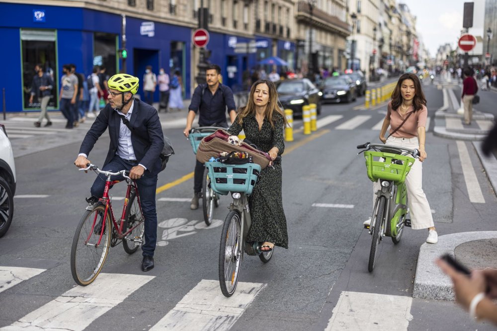 Paříž a Brusel vycházejí vstříc cyklistům, budují bezpečné cyklopruhy a finančně podporují firmy, které motivují své zaměstnance k používání elektrokol namísto aut.