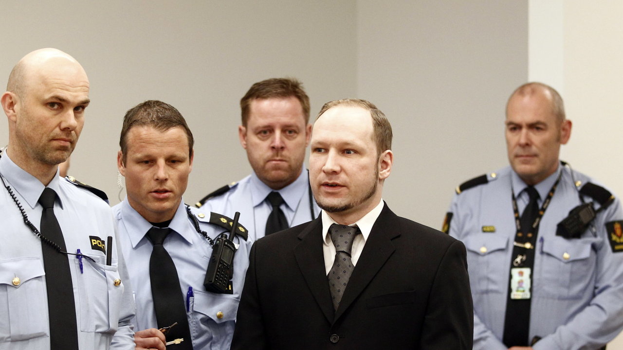 Breivik pichz do soudn sn v doprovodu policist