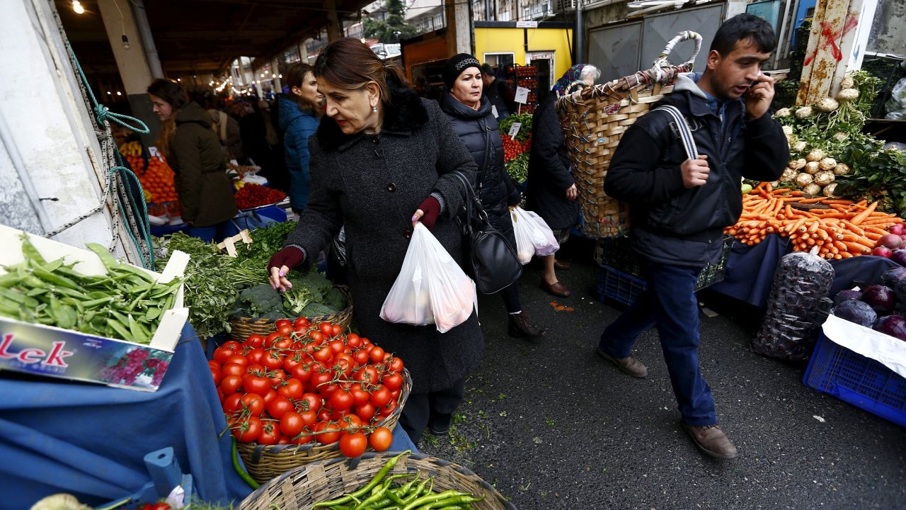 Podle skupiny nezávislých ekonomù ENAG inflace v bøeznu v Turecku dosáhla 142 procent, oficiální statistika oproti tomu uvádí 61 procent.