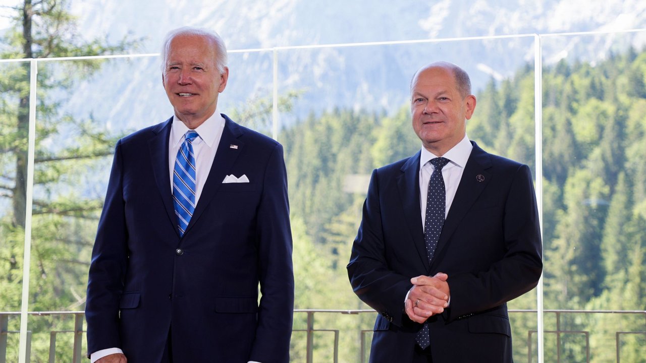 Americký prezident Joe Biden a nìmecký kancléø Olaf Scholz na schùzce pøi summitu skupiny G7 na zámku Elmau v bavorském Krünu.