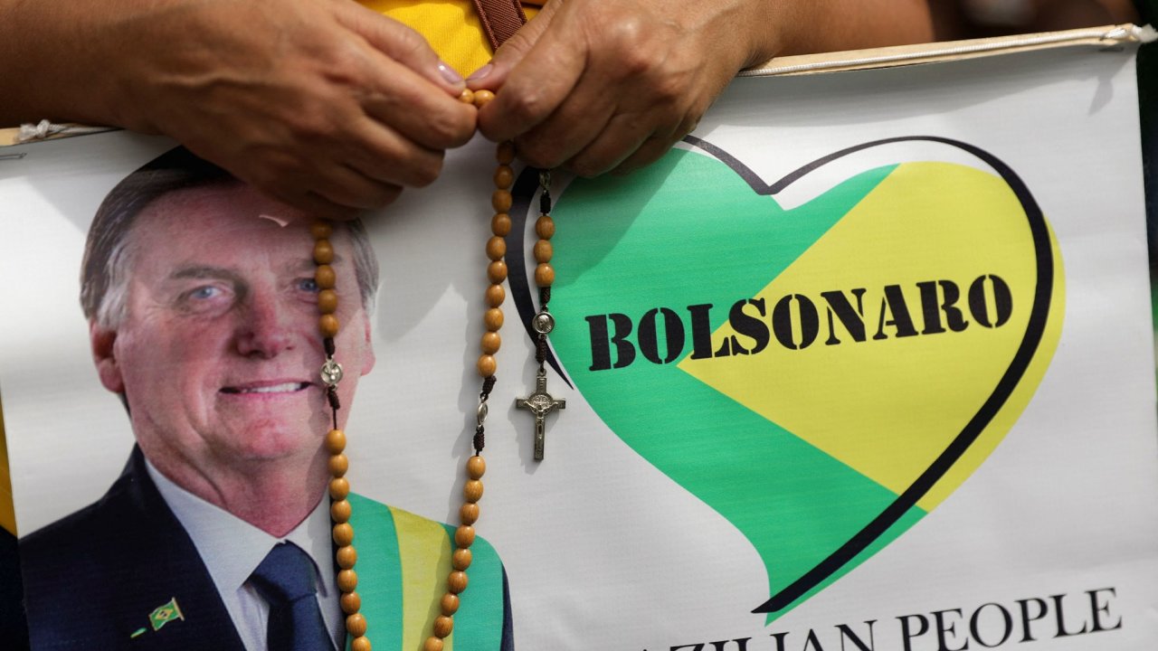 Brazilský voliè s plakátem, na nìmž je napsáno „Brazilský lid miluje prezidenta Bolsonara!“
