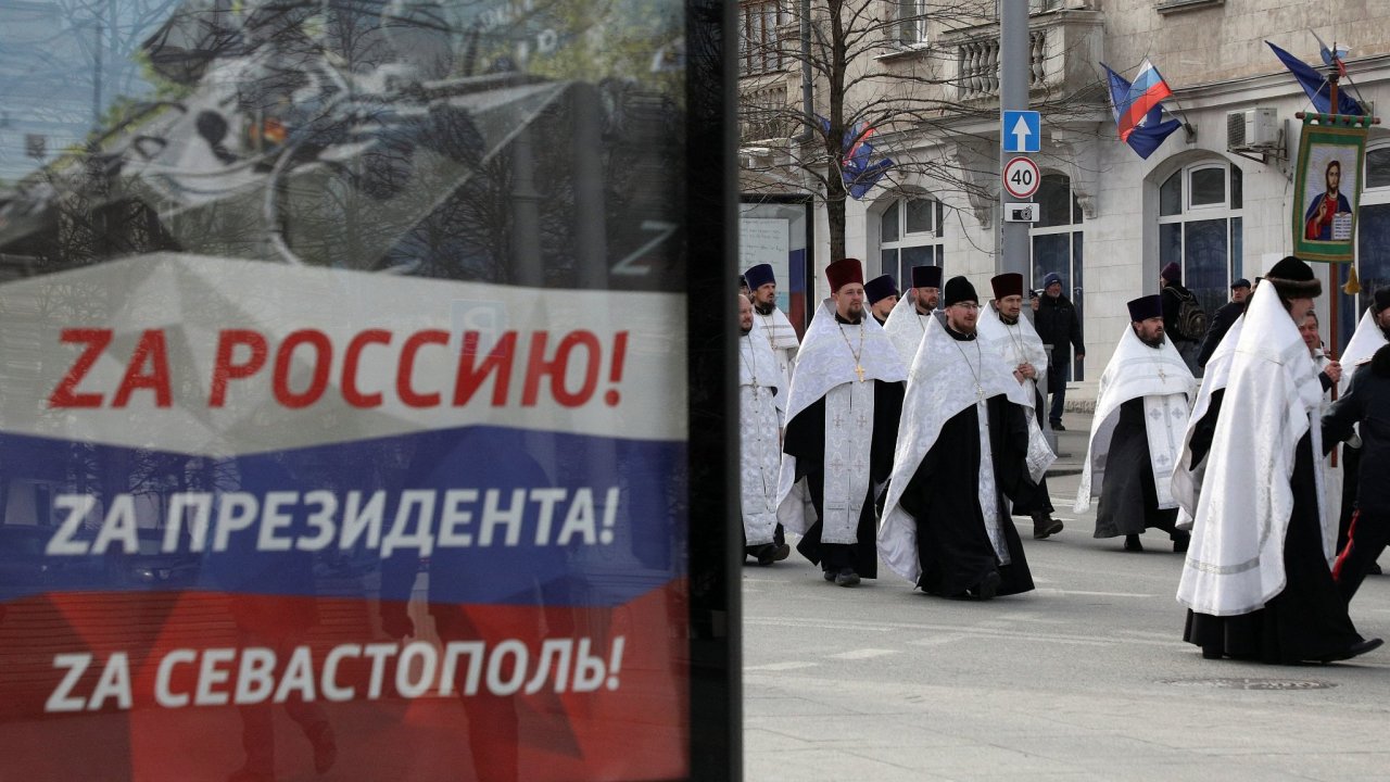 Oslavy pravoslavnch Vnoc na okupovanm Krymu.