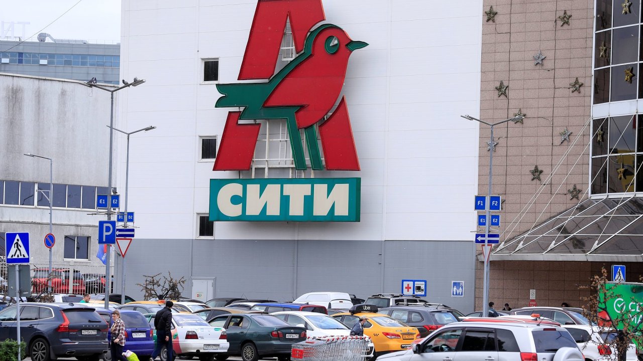 Hypermarket spolenosti Auchan v Moskv.