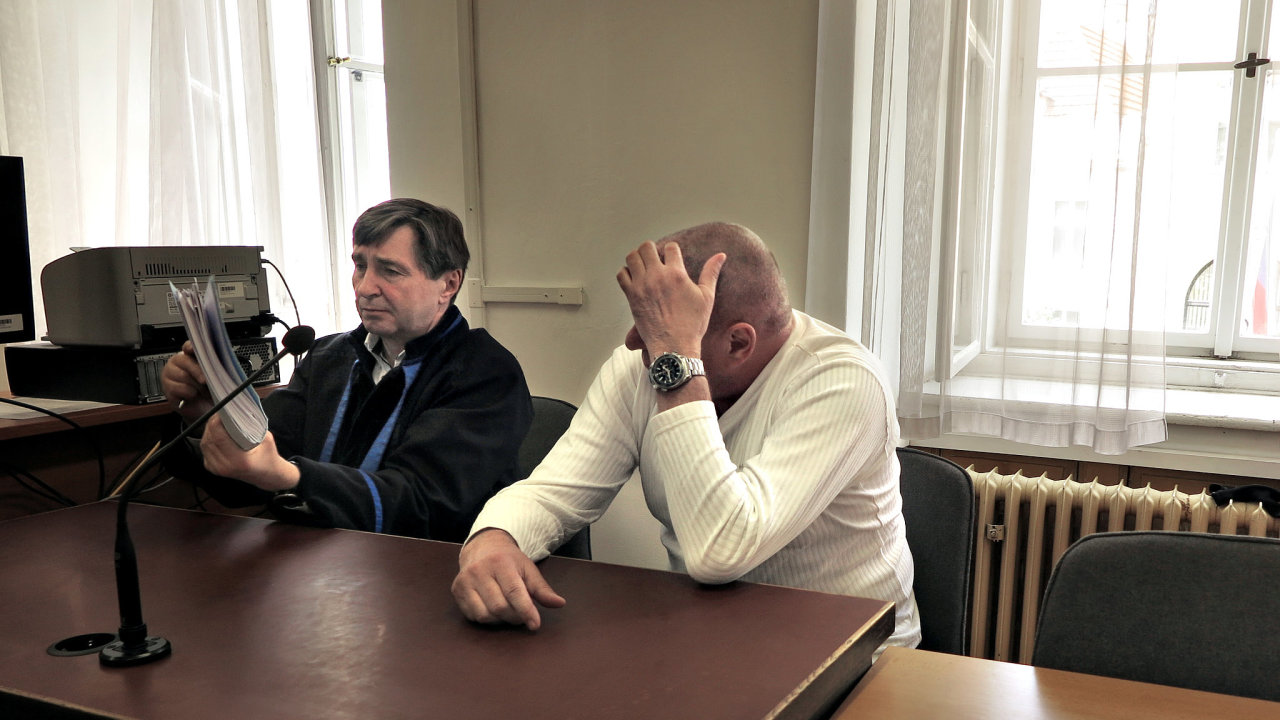 Vladimíru Veselému, bývalému námìstku øeditele Policie Praha 1 (vpravo), se zájem o jeho soudní líèení nelíbil. Vlevo jeho advokát Roman Rudolf.