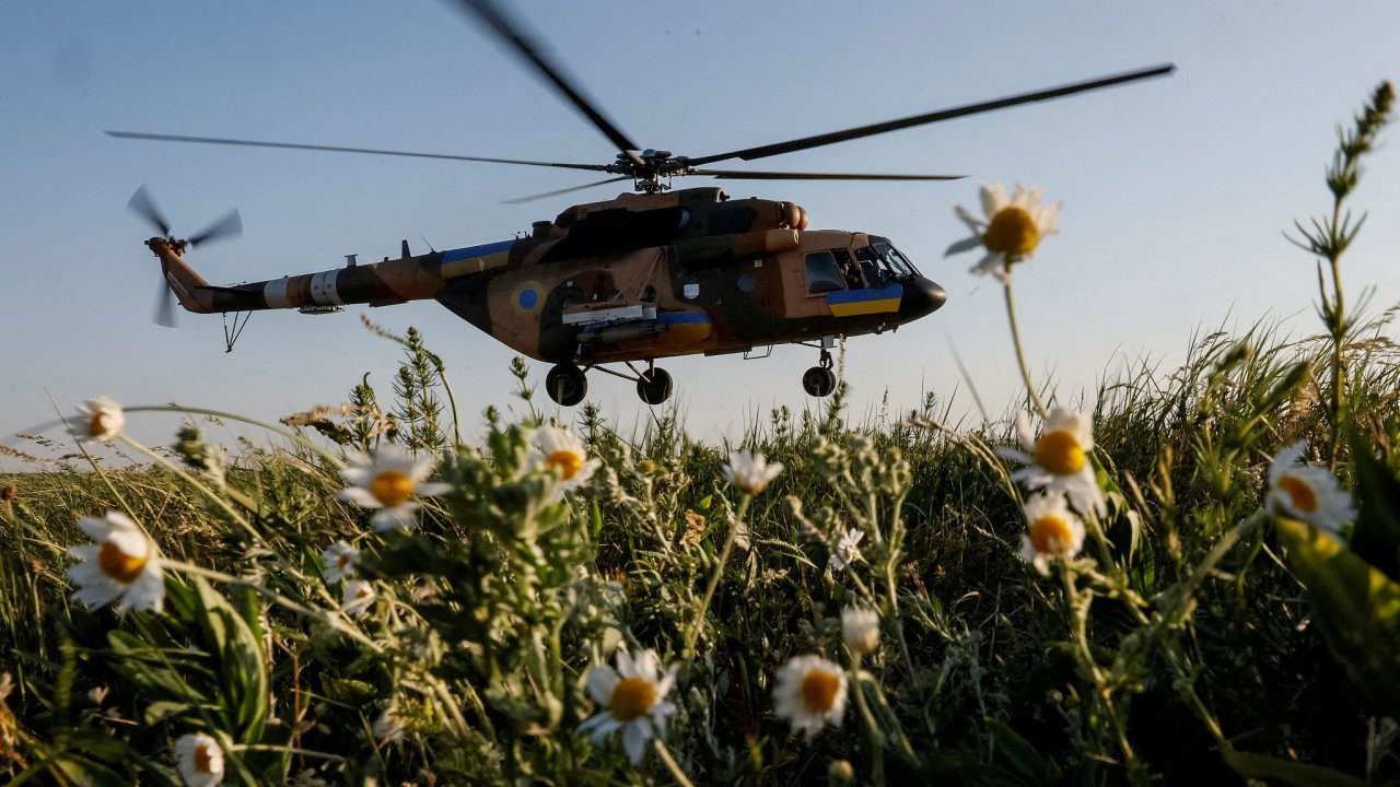 Ukrajinský vojenský vrtulník bìhem akce na severu zemì.