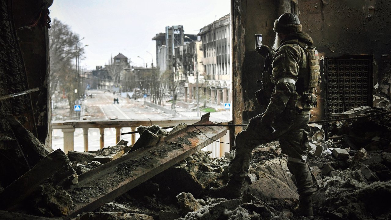 Rusk vojk hldkuje u Mariupolu