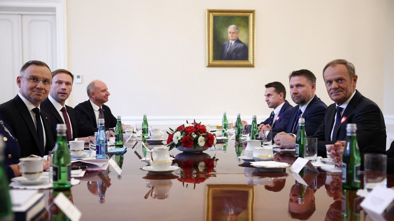 Soupei, kte mohou zajistit Polsku pliv penz. Budouc polsk premir Donald Tusk (pln vpravo) na prvn povolebn konzultaci u prezidenta Andzreje Dudy (pln vlevo),