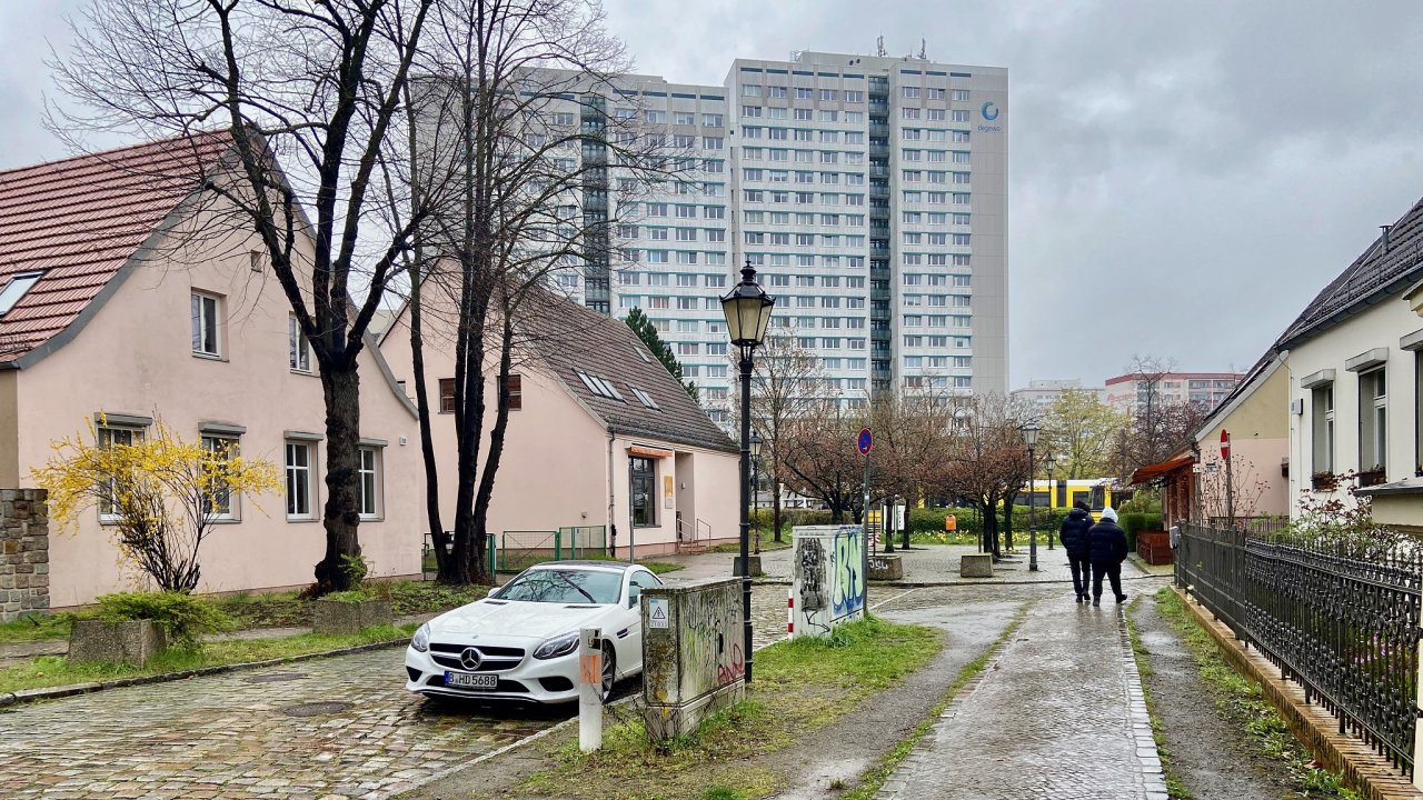 Vesnice mezi panelky v Berln. Do roku 2040 se m poet obyvatel Marzahnu-Hellersdorfu zvit o pt procent. Podobn jako v esku je i mezi Nmci nedostupn bydlen velkm tmatem.