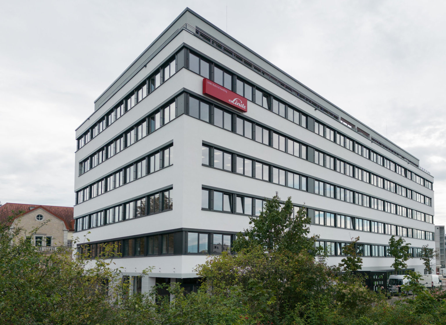 Od jna m Linde Material Handling ve svm sdle v Aschaffenburgu krom stvajc kancelsk budovy dal administrativn komplex o esti podlach.