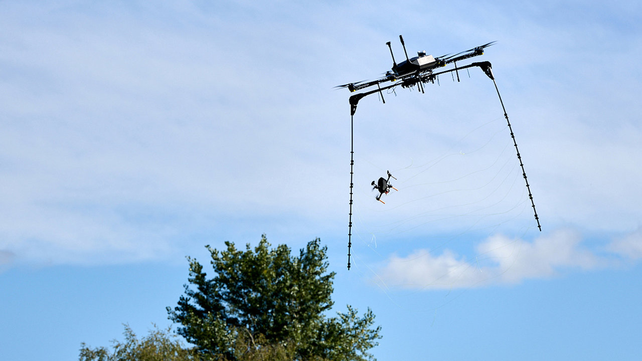 Robot spolelenosti Eagle.one zvldne zachytit dron do st.