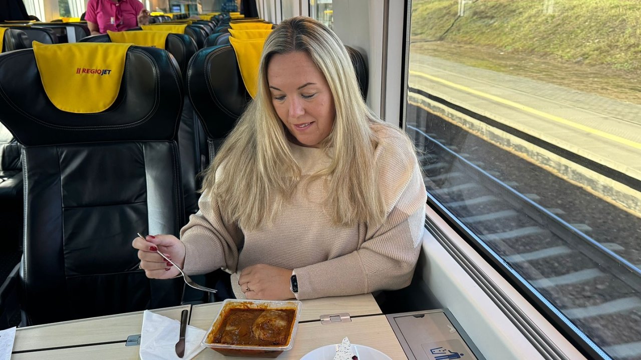 Jedna ze dvou fotografi� �editelky firmy, kterou RegioJet zve�ejnil vloni v z��� b�hem expanze do Polska. Renata Stanislavov� se z�ejm� sna�ila uk�zat kvalitu palubn�ho ob�erstven�.