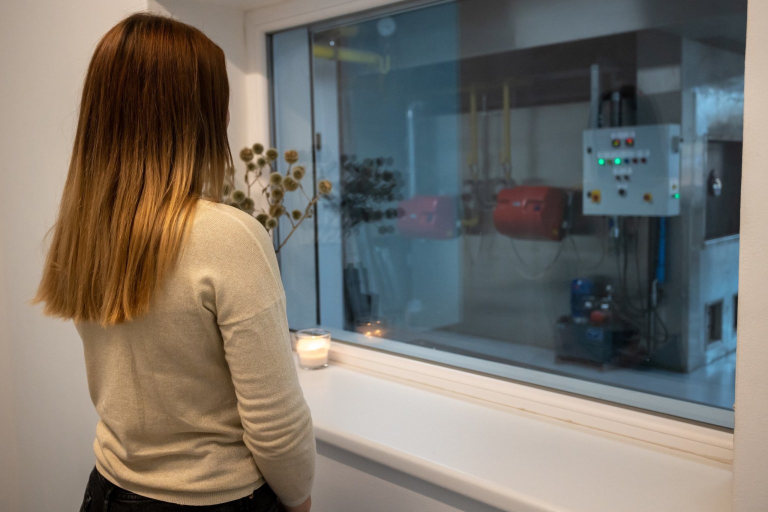 Oknem z ob�adn� s�n� lze v B�chovic�ch sledovat cel� proces kremace.