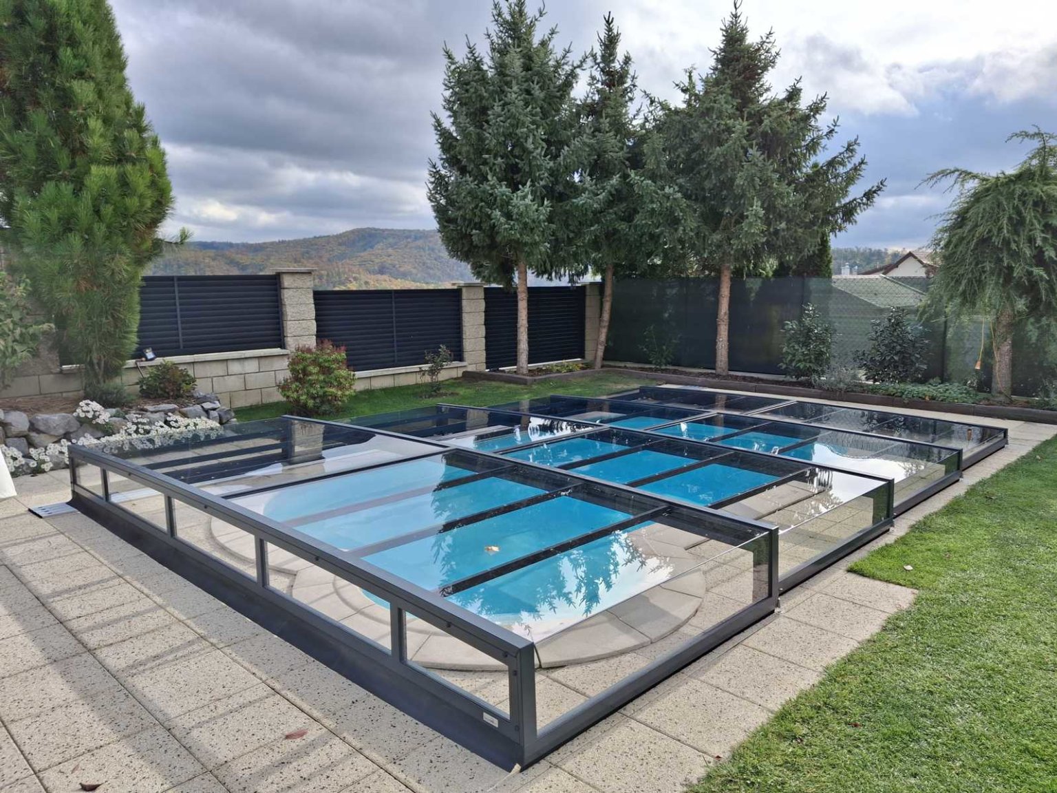 Detail ultra nízkého modelu VIDAR1 XZ s pochozími kolejnicemi AluDeck (Foto: Komerční prezentace) Detail ultra nízkého modelu VIDAR1 XZ s pochozími kolejnicemi AluDeck
