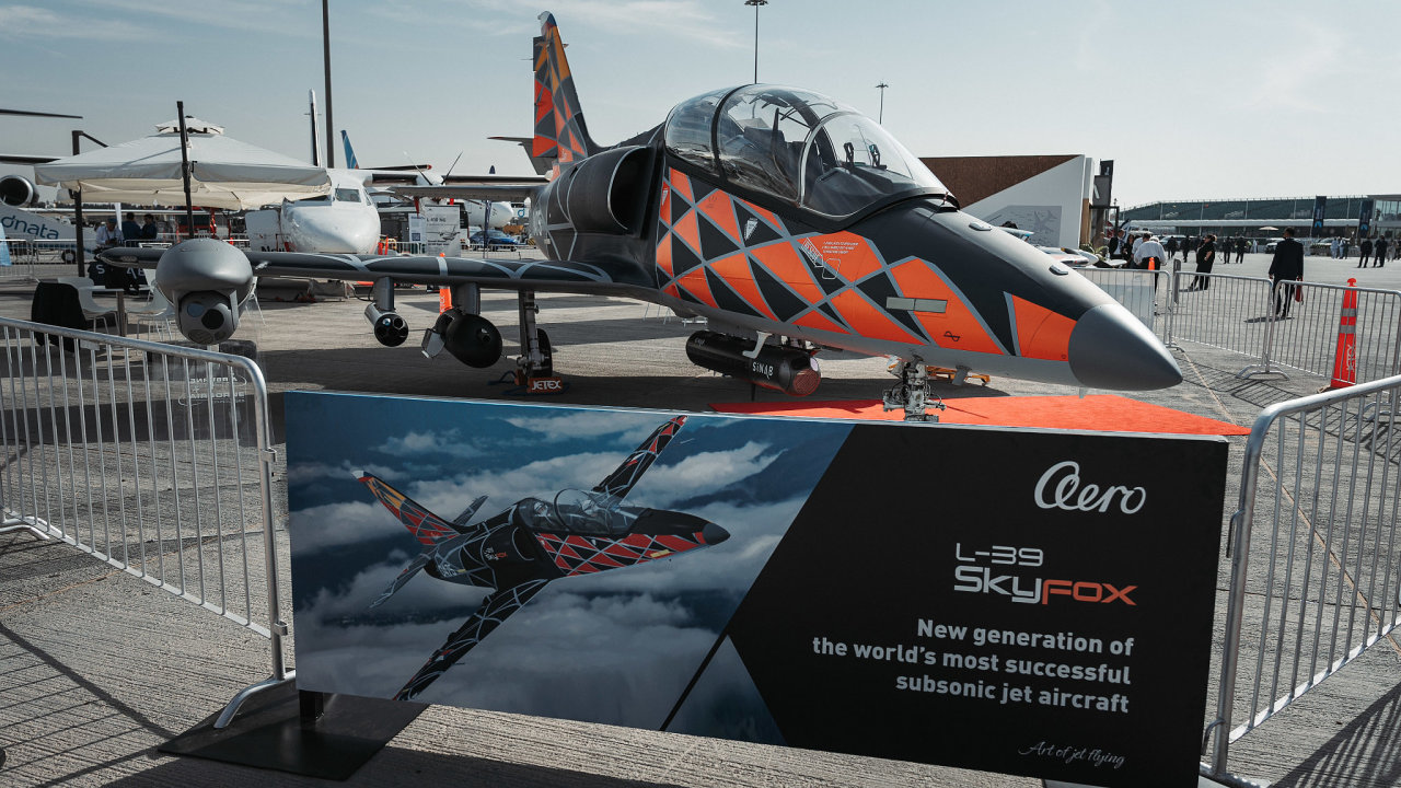 Stroj L-39 Skyfox v protidronové verzi s podvěšenými zbraněmi a zaměřovači...