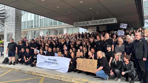 Stovky zaměstnanců ČT přišly 3. června protestovatovaly proti změnám ve...