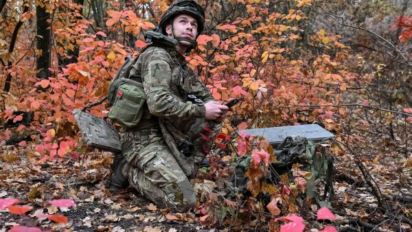 Dělostřelec speciálního praporu ukrajinské policie v Záporožské oblasti...