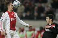 Zlonk Ajaxu De Jong hlavikuje ped Markem Suchm.