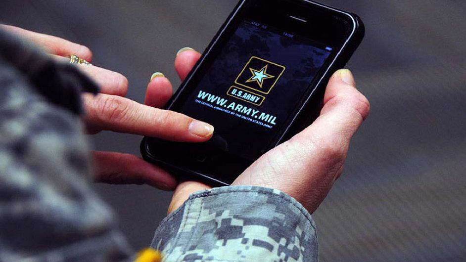 Chytrý telefon v rukou vojáka
