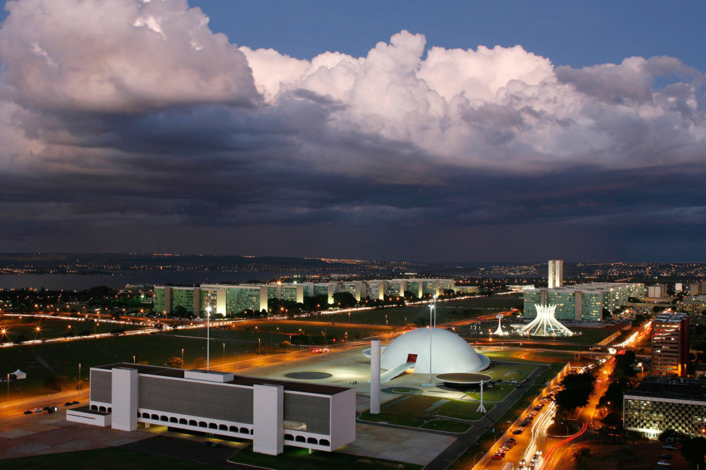 Dílo architekta Oscara Niemeyera. Muzeum a vládní budovy ve městě Brasília.